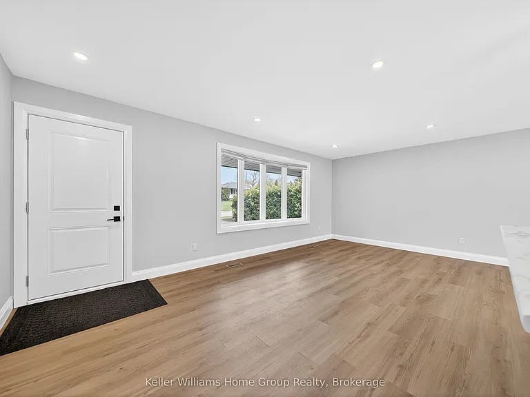 535 Elgin St — Photo 8
