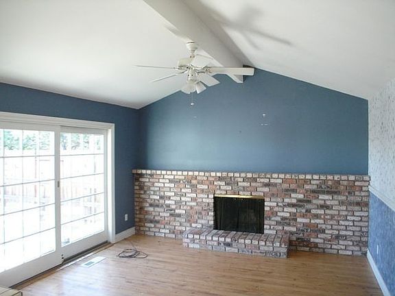 Family Room w/Fireplace