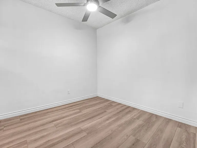 402 Montana Ave in Santa Monica - 4 blocks to the beach! — Photo 13