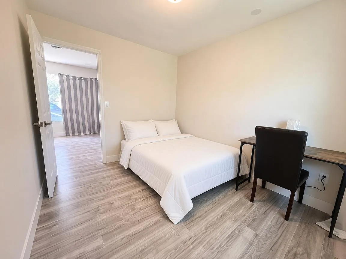 4 bed, 2.0 bath, 1571 sqft, $866 — Photo 1