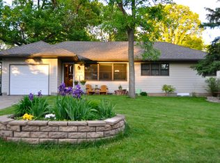 2780 Farrington St, Roseville, MN 55113