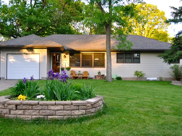 2780 Farrington St, Roseville, MN 55113
