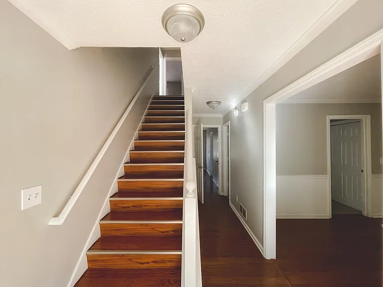 2021 Hunters Cove Dr — Photo 3