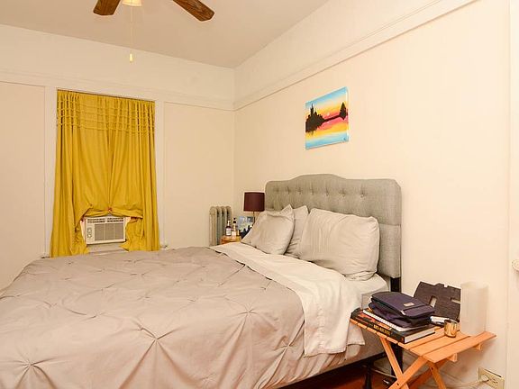 5th image of 1429 W Victoria St #1