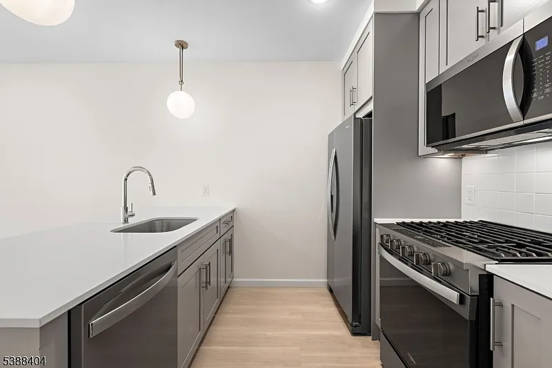 Building Photo - 70 Ridgedale Ave #204