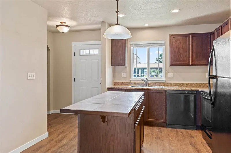 3 bed, 2.0 bath, $2,050 — Photo 2