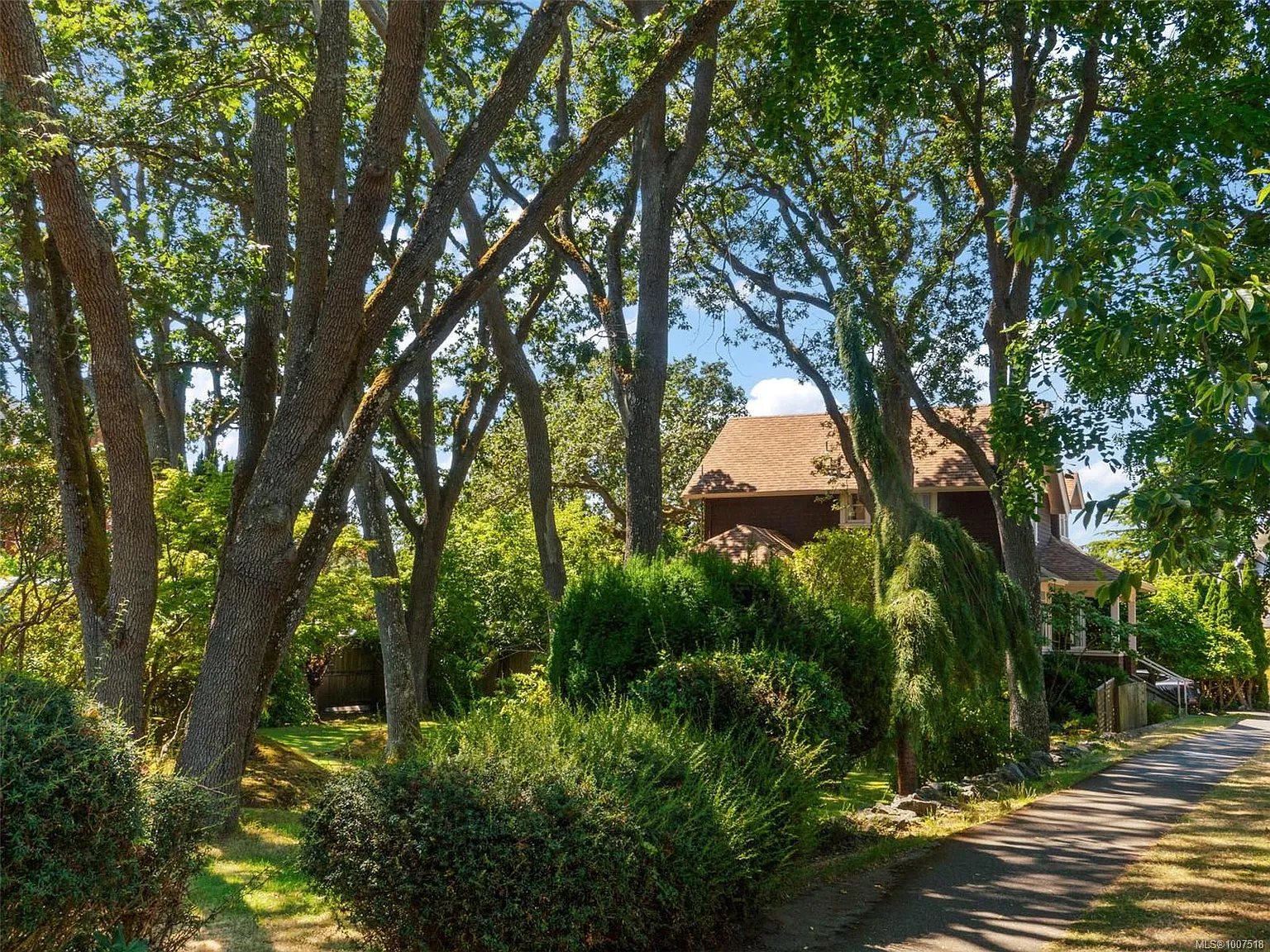 1353 Craigdarroch Rd photo 1