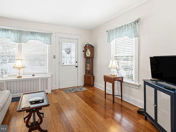 3rd image of 329 N Tyson Ave