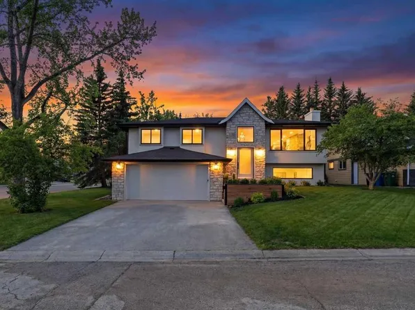 902 SE Varsity Estates Pl NW, Calgary, AB T3B 3X4