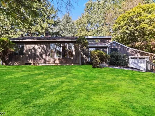 8 Hedges Rd, Chester Boro, NJ 07930