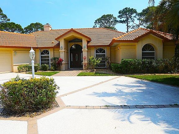 3rd image of 1140 SW Greenbriar Cv