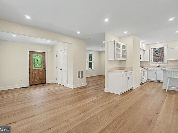 5th image of 252 E Areba Ave