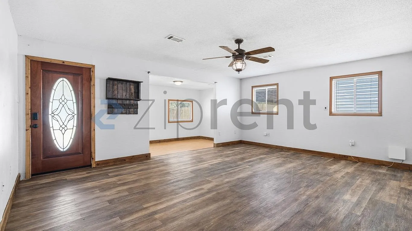 3 bed, 2000 sqft, $1,825 — Photo 2