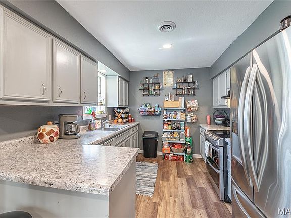 4th image of 406 Miller St