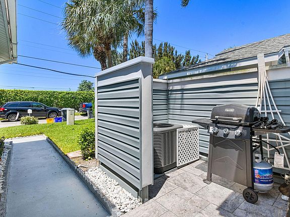 5th image of 3777 Island Club Cir