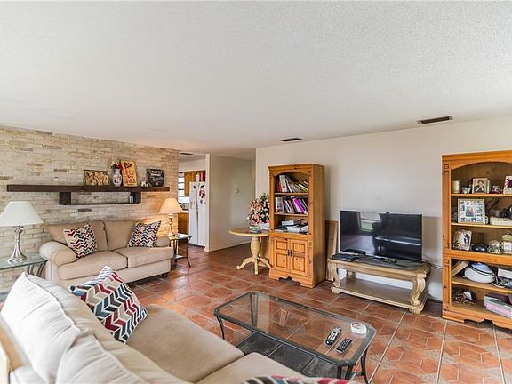 4th image of 704 Orwell Ave #4
