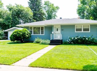 707 Park Dr, Grand Forks, ND 58201