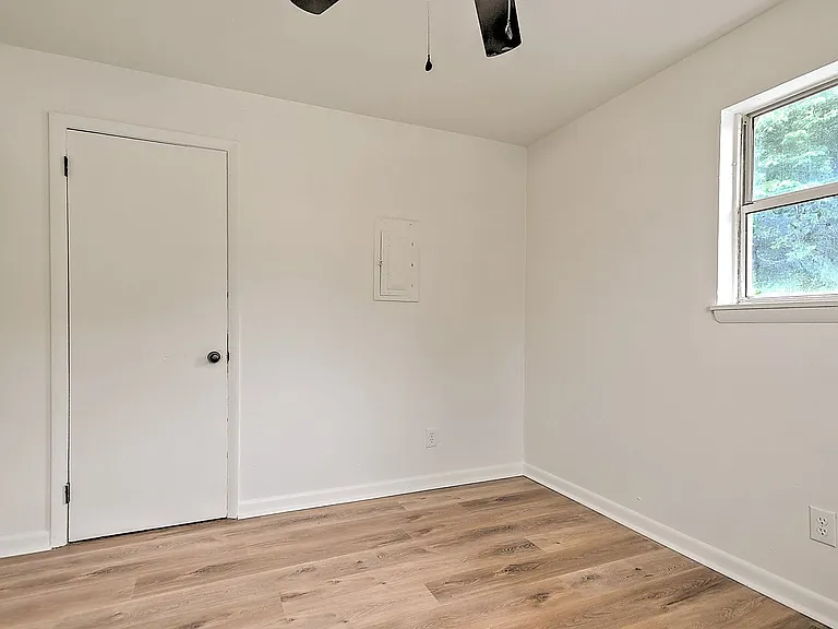 718 W G St — Photo 26