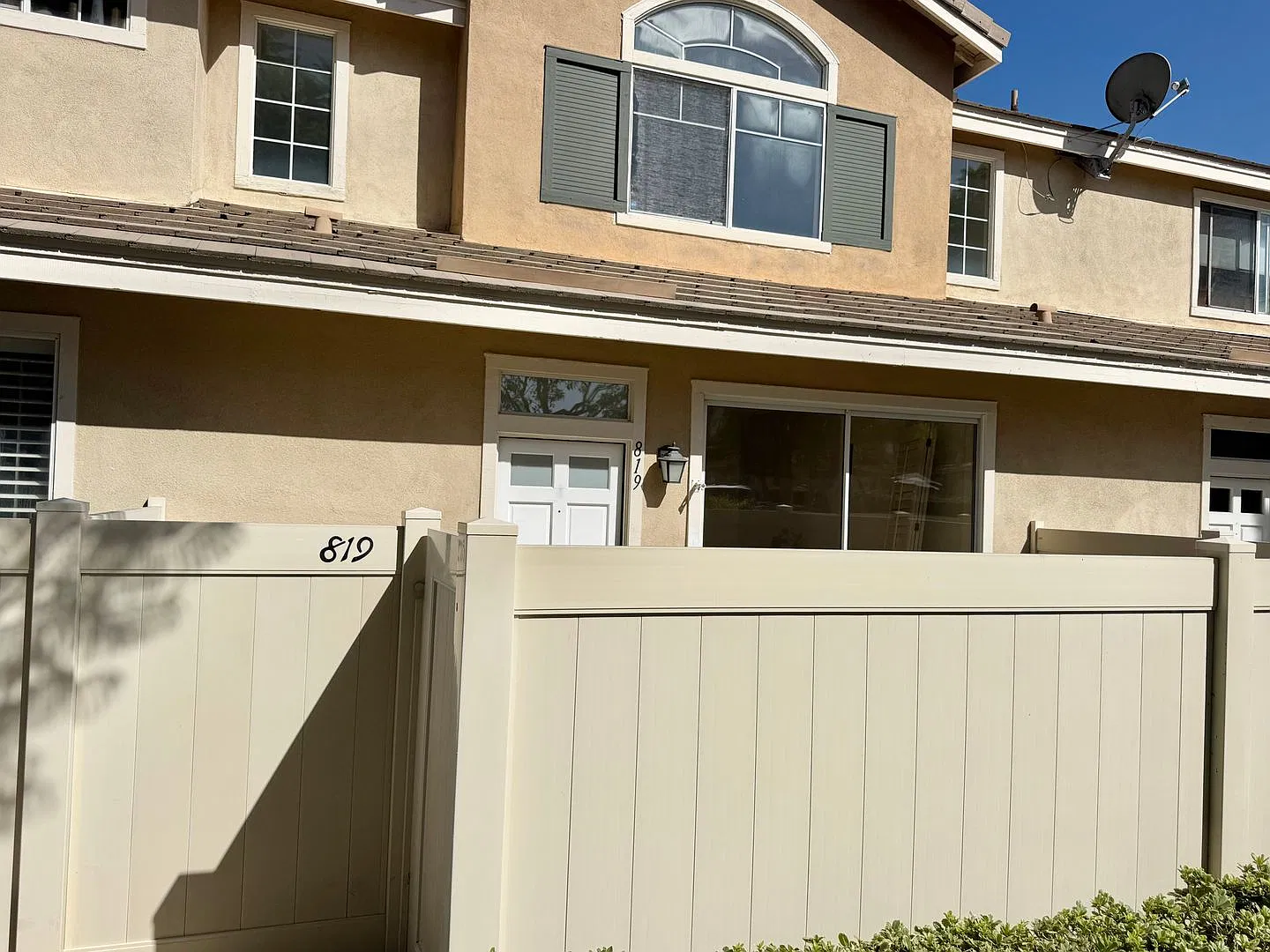 Welcome home to this large unit with plenty of natural light!! — Photo 1