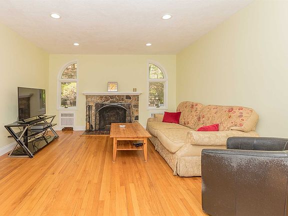 2nd image of 41 Chateau Dr