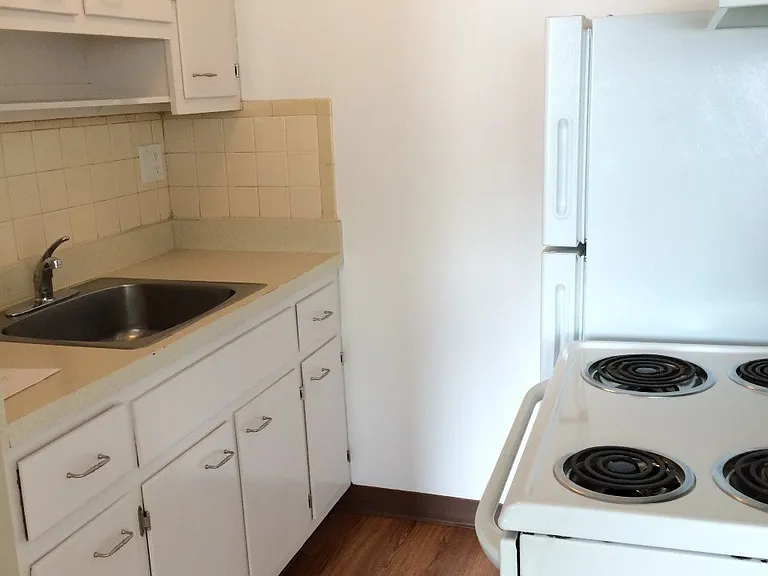 Holland Gardens Apartments — Photo 38