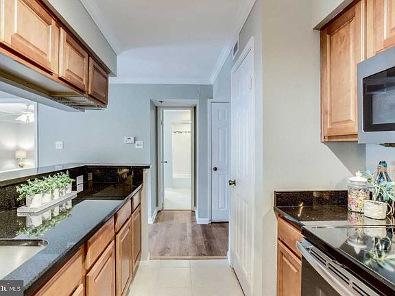 5th image of 3311 Wyndham Cres #2190