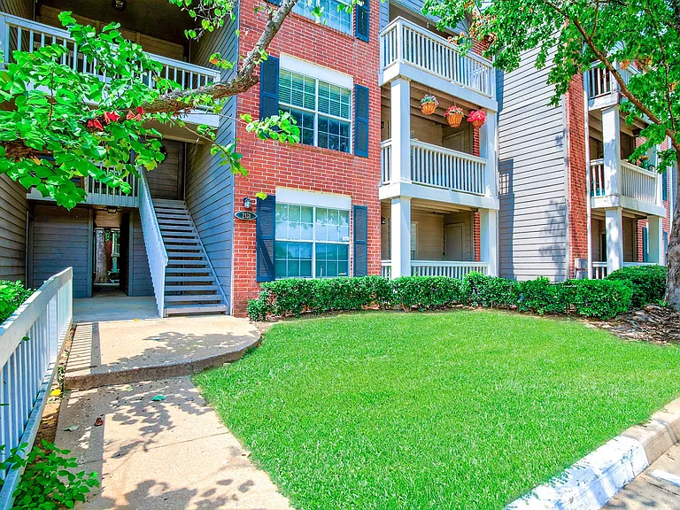 Greenbriar Apartments — Photo 9