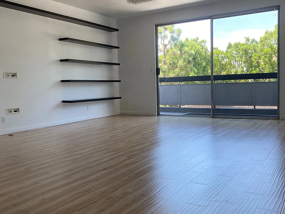 321 S San Vicente Blvd #301