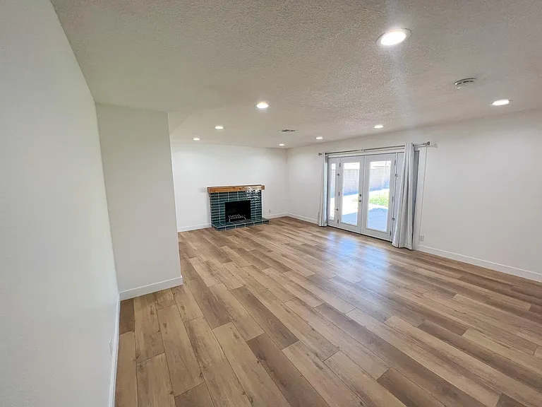 703 E Grove St — Photo 5