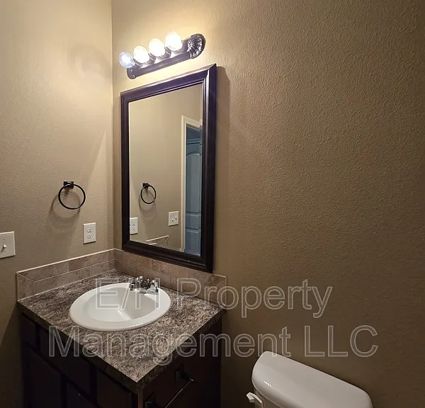 2146 N Woodlawn Blvd — Photo 42