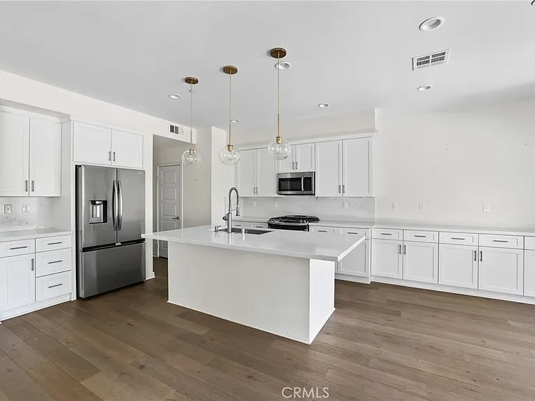 216 Finch — Photo 10