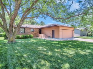 727 Crescent Dr, Hesston, KS 67062