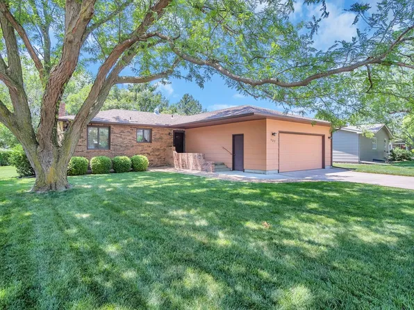 727 Crescent Dr, Hesston, KS 67062
