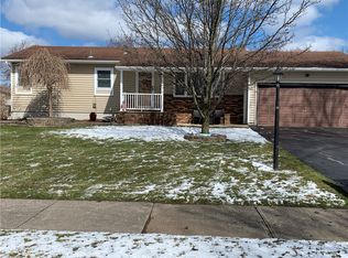 18 Glen Oaks Dr, Rochester, NY 14624