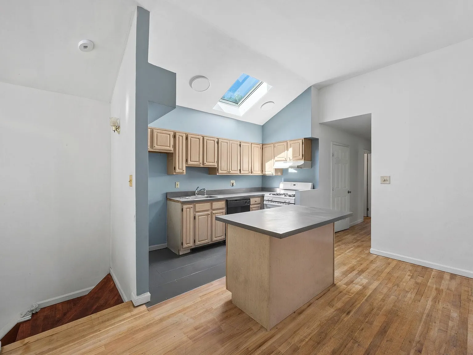 3 bed, 2.0 bath, 1500 sqft, $5,400 — Photo 3
