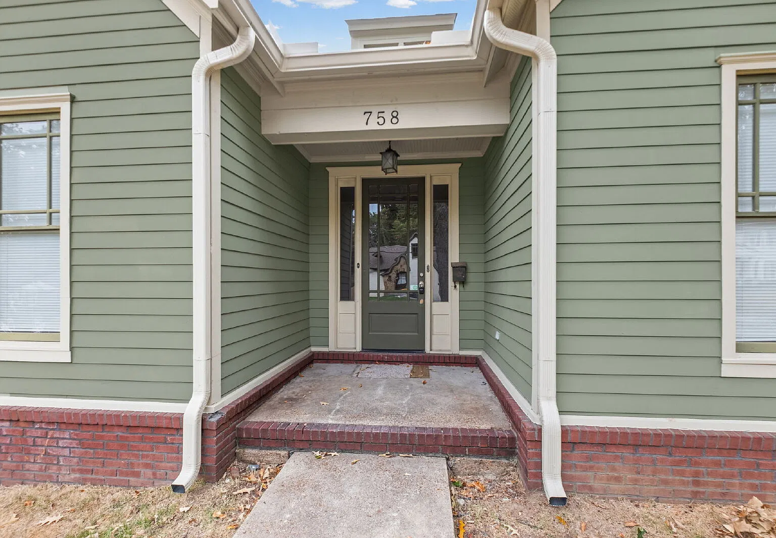 3 bed, 2.0 bath, 1600 sqft, $2,295 — Photo 4