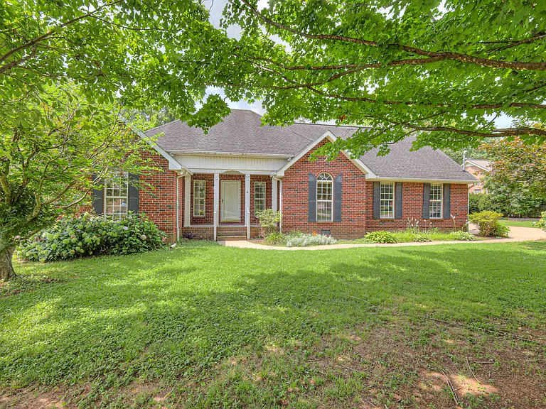 405 Sandi Ct — Photo 1
