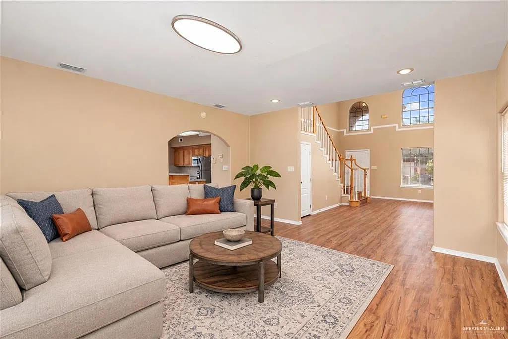 3 bed, 2.5 bath, 2648 sqft, $2,150 — Photo 3