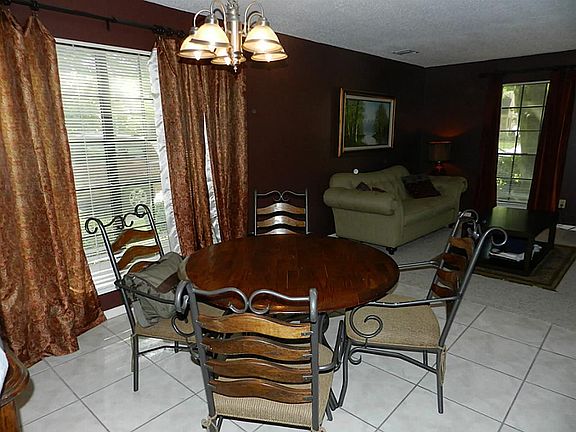 ELEGANT FORMAL DINING W/TILE FLOORS AND DESIGNER PAINT COLORS!