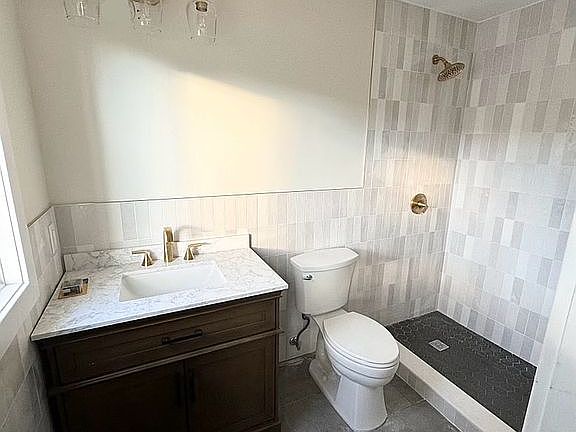 4th image of 77 Algonquin Ave