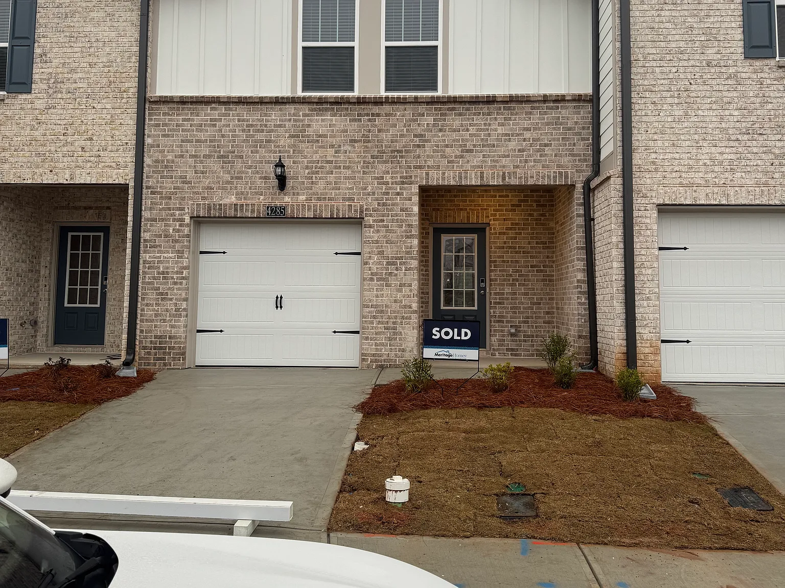 3 bed, 2.5 bath, 1600 sqft, $2,300 — Photo 1