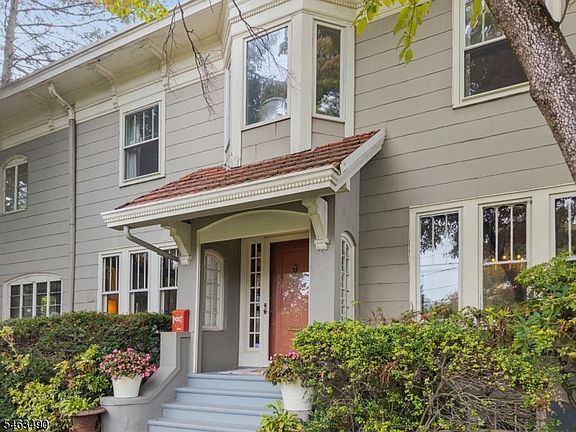4th image of 115 Maplewood Ave