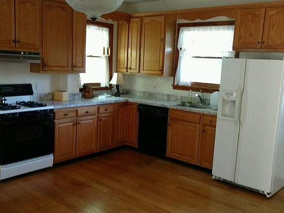 lareg eat-in kitchen/dining