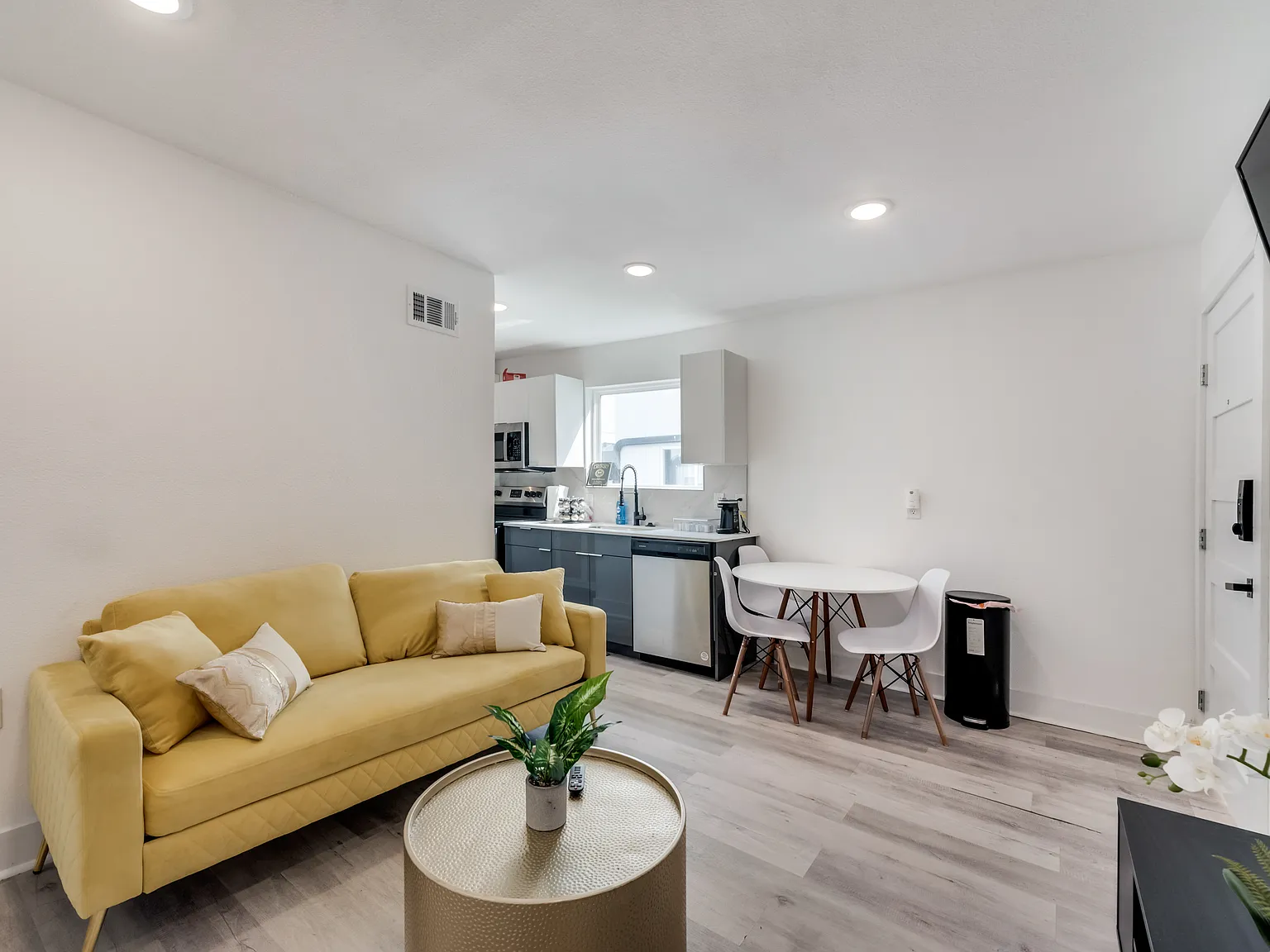 1517 N Carroll Ave — Photo 3