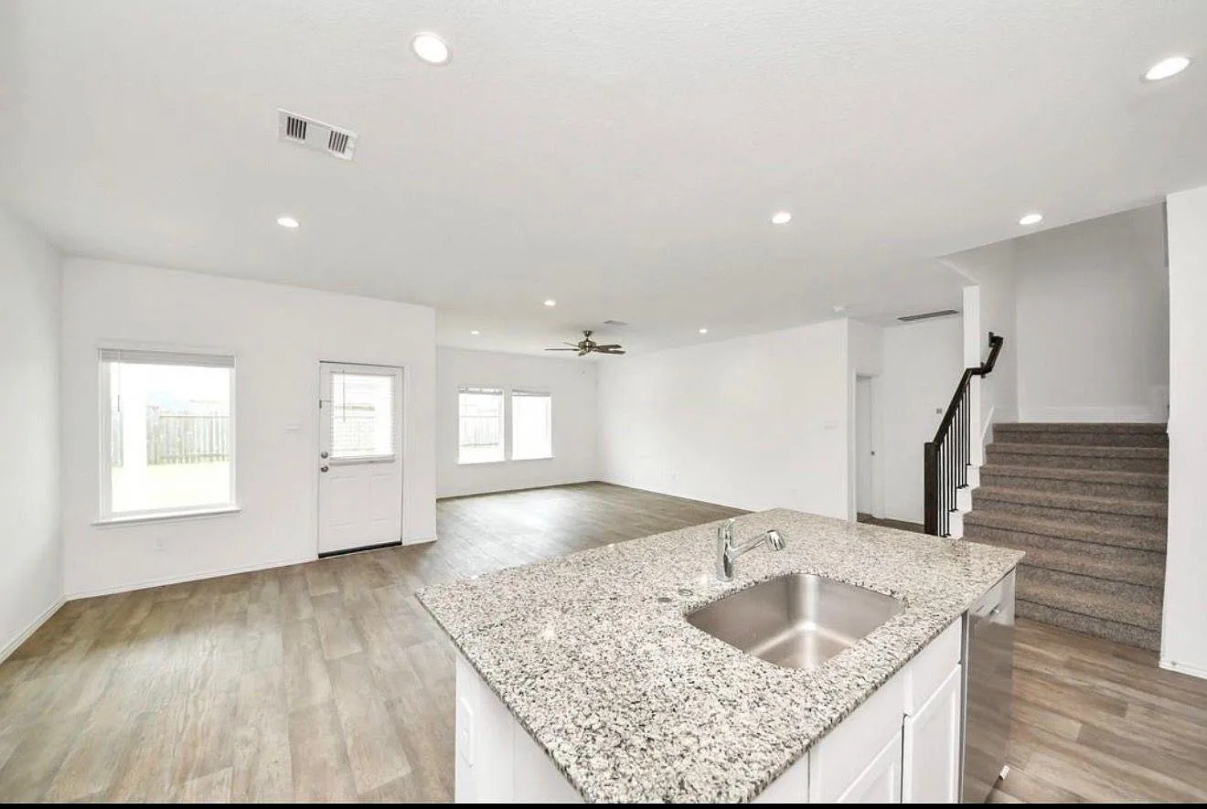 4 bed, 3.0 bath, 2174 sqft, $2,400 — Photo 3