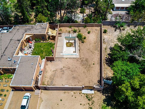 2nd image of 907 Laurel Cir SE