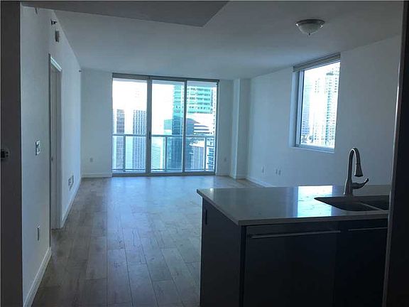 2/2 Condo For Rent in 500 Brickell