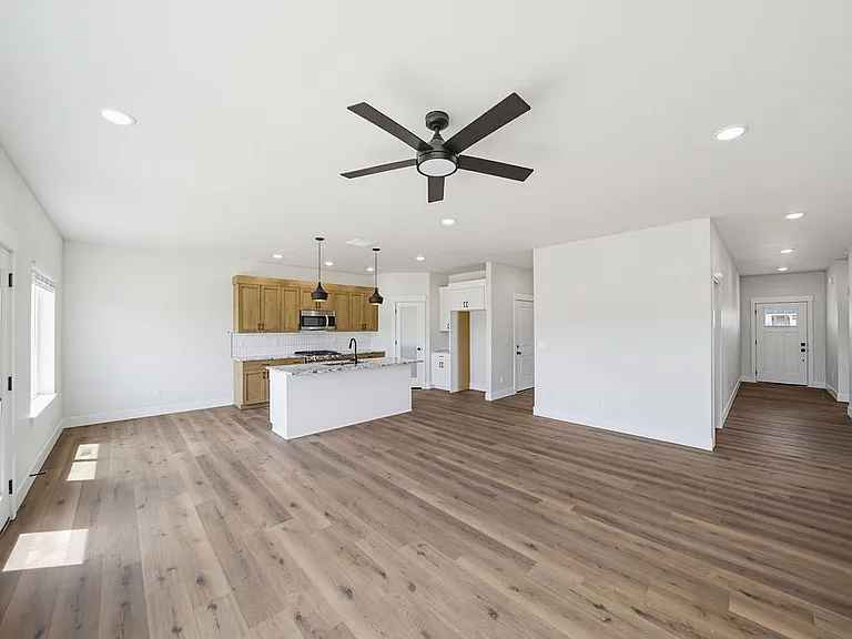 475 E River Ln — Photo 8