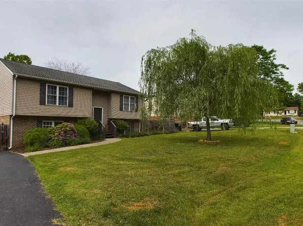 102 Creston Oaks Ct, Forest, VA 24551