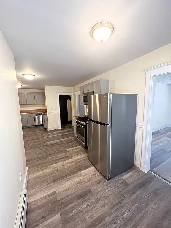3 bed, 1000 sqft, $3,200 — Photo 2